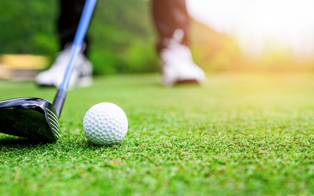 two-women-playing-golf-free-stock-photo